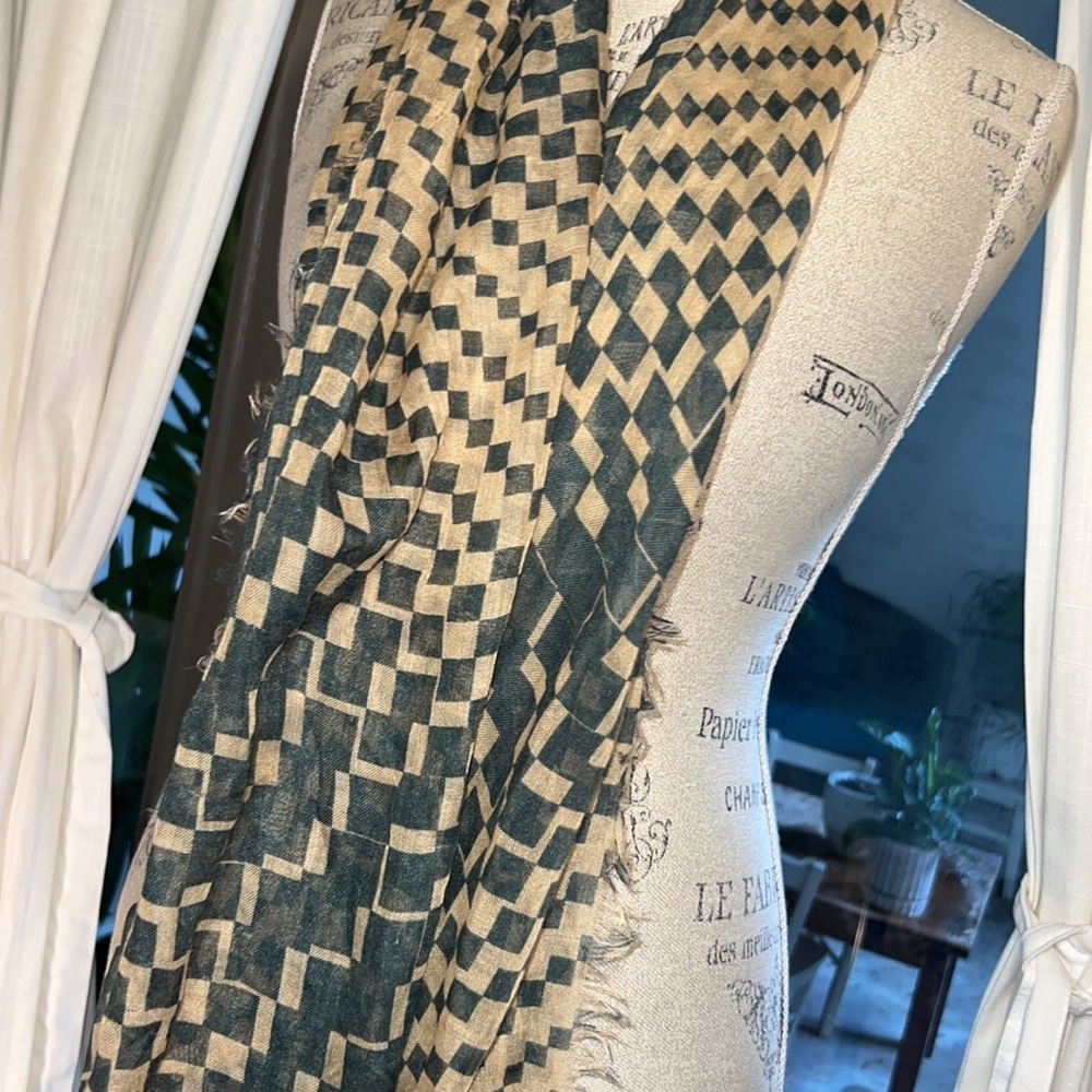 Navy blue & tan checkered lightweight neck scarf 🧣 shawl wrap one size fits all - Picture 3 of 5